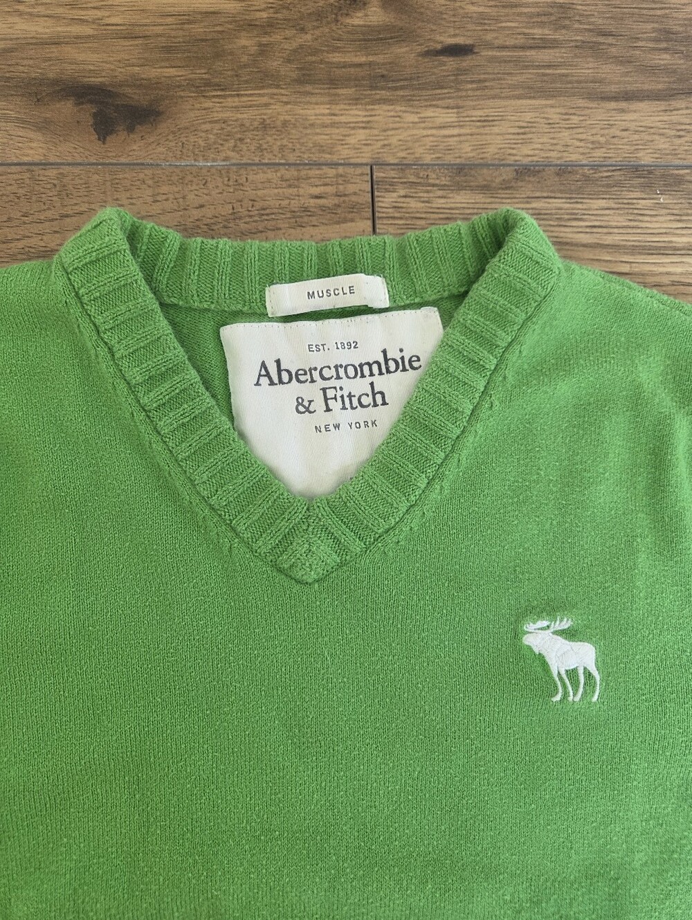 Abercrombie & Fitch Men's Green V-Neck Knitted Sweater with White Logo Size M - Picture 2 of 7